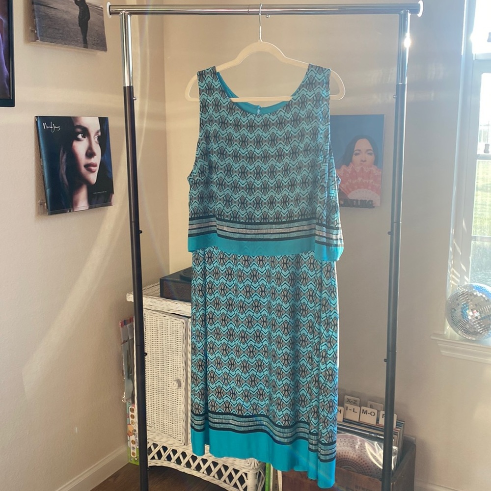 Sleeveless Catherine’s dress with crop detailing.